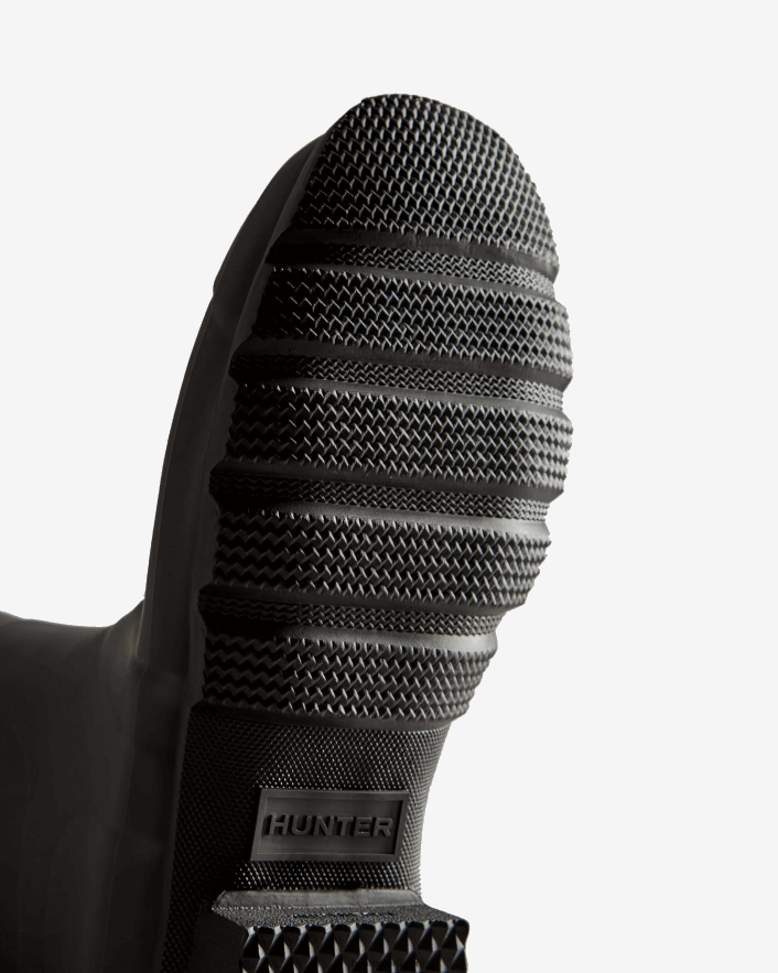 hombres Hunter botas de lluvia cortas con correa trasera con logo tricolor negro Z28R2N549